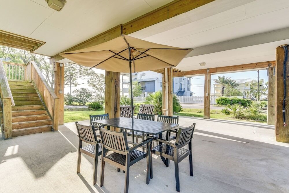 Seabrook Getaway w/ Balconies & Bay Views!