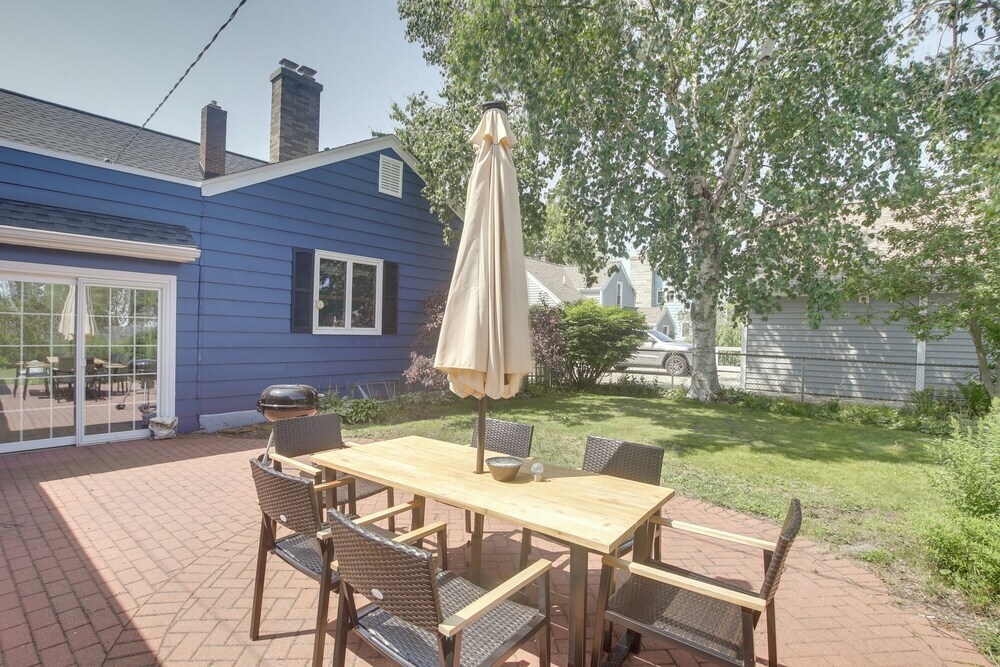 Cozy Wisconsin Abode: Walk to Lake Michigan!