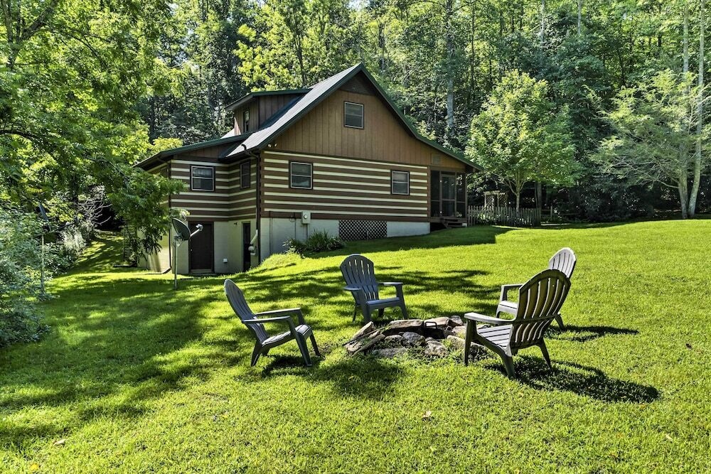 Black Mountain Cabin w/ Screened Porch + Views!