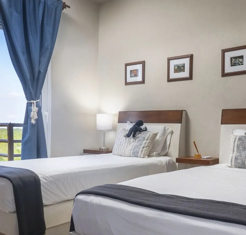 Enchanting 4 Bedroom PH With Beach Front