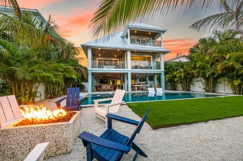 AcquaLuxe Exquisite 2022 Lux Canal Home w Outdoor Oasis Pool Spa Dock SUP Kayaks Fire Pit