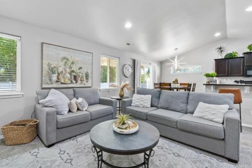 Stoddard Trailhead Central Nampa Home Sleeps 10