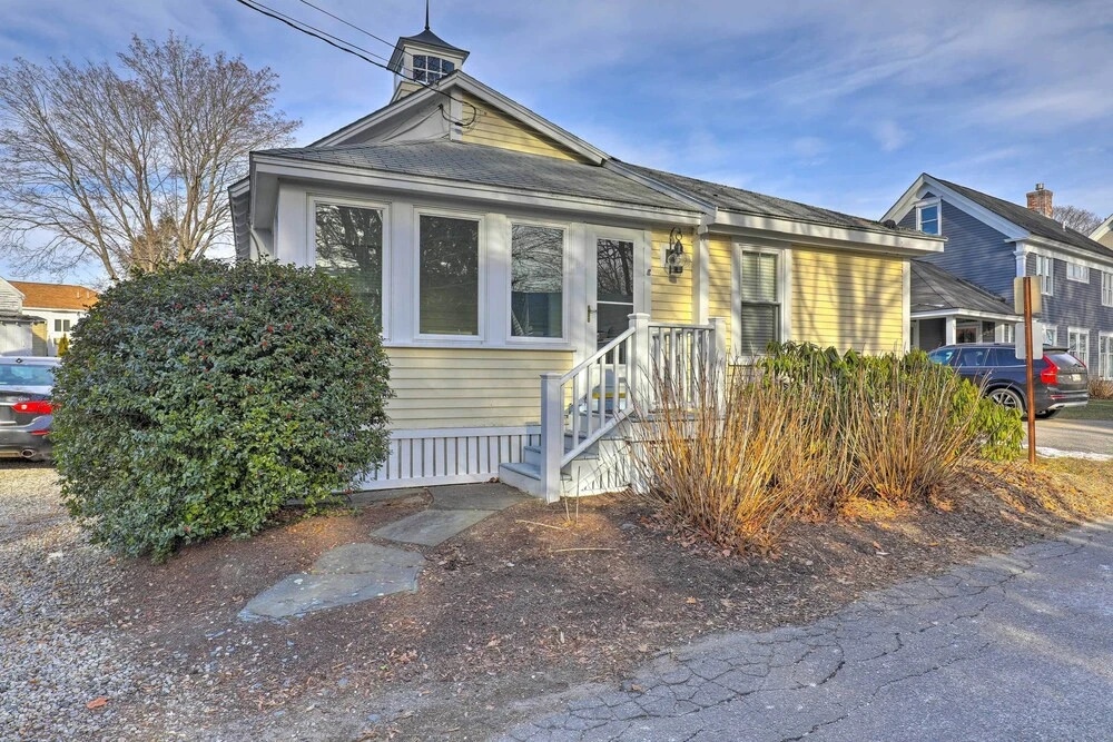 Kennebunk Cottage with Yard Less Than 1 Mi to Beach