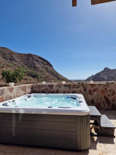 Amazing cozy Villa Hugo Tauro with Jacuzzi Pool Wi Fi