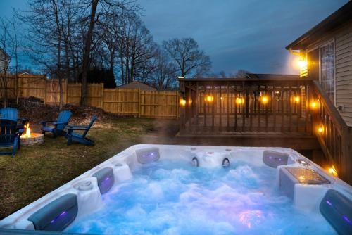 NEW Updated Mystic Home w Sauna Hot Tub & Deck