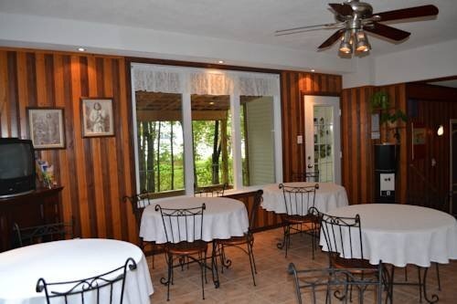 Kokomo INN Bed and Breakfast Ottawa-Gatineaus Only Tropical Riverfront B&B on the National Capital Cycling Pathway Route Verte #1 - for Adults Only - Chambre dhotes tropical aux berges des Outaouais BnB #17542O