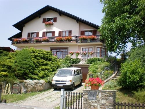 Haus Sundl - Privatzimmervermietung - mit 4 Sonnen ausgezeichnet