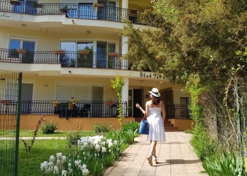 Club Topaz Apartments