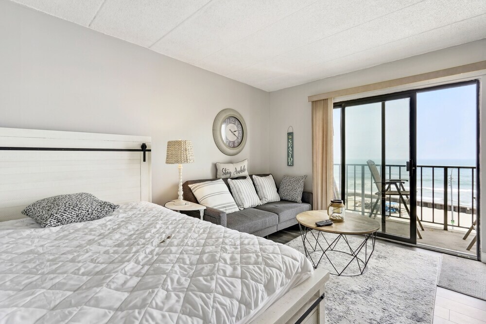 Beachfront Fourth-floor Condo w/ Community Pool!