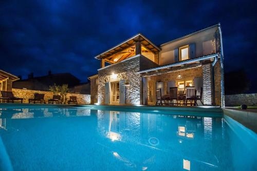 Familyl Villa Tomani with Pool, Basketball and Volleyball Field