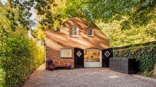 Sous Les Dunes (Adults Only)