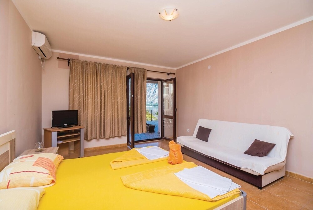 Awesome Home in Markov Rt With Wifi and 1 Bedrooms