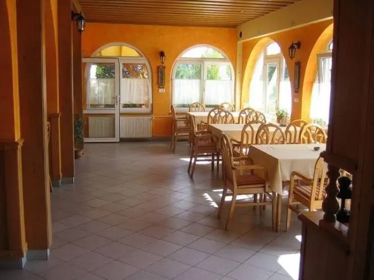 Sziget And Restaurant