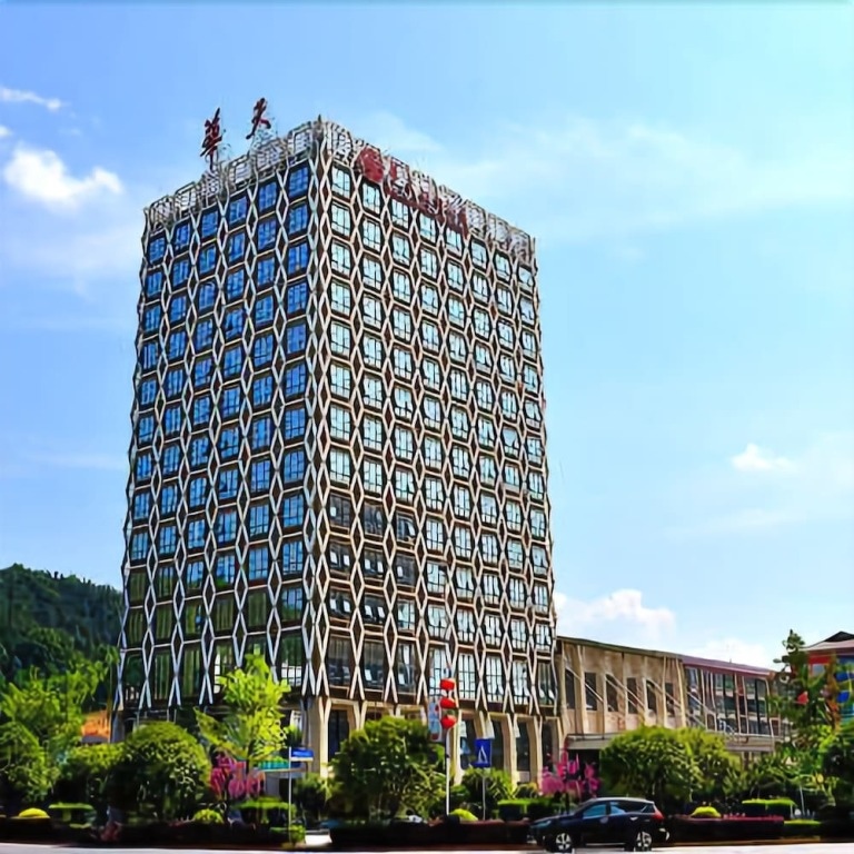 Anhua Huatian Holiday Hotel