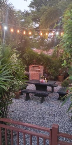 Daisy's 2 bedroom family home for up to 5 guests with garden & BBQ