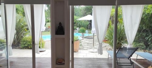 Sur la Route Des Chateaux du Medoc (Adults Only)