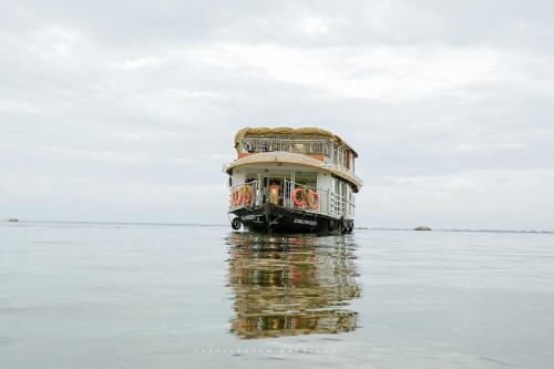 Dreams Spectrum Luxury houseboat