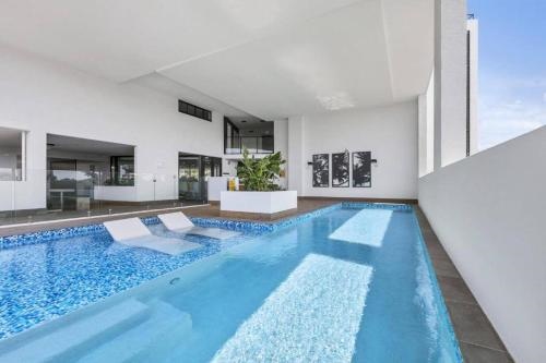 Modern Coastal Apartment Walk to beach and shops