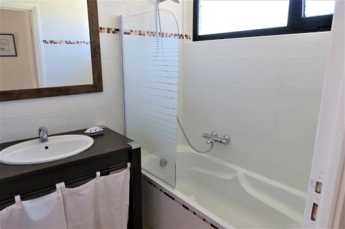 Belle maison bretonne 3 etoiles avec WIFI, entierement renovee a 800m mer a Tregastel - Ref 497