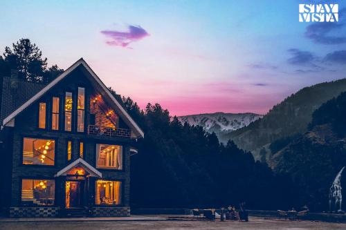 StayVista at Frozen Fall - Tangmarg with Breakfast Included