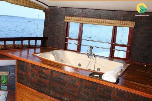 2 BHK Houseboat in Alappuzha, by GuestHouser (D5F1)