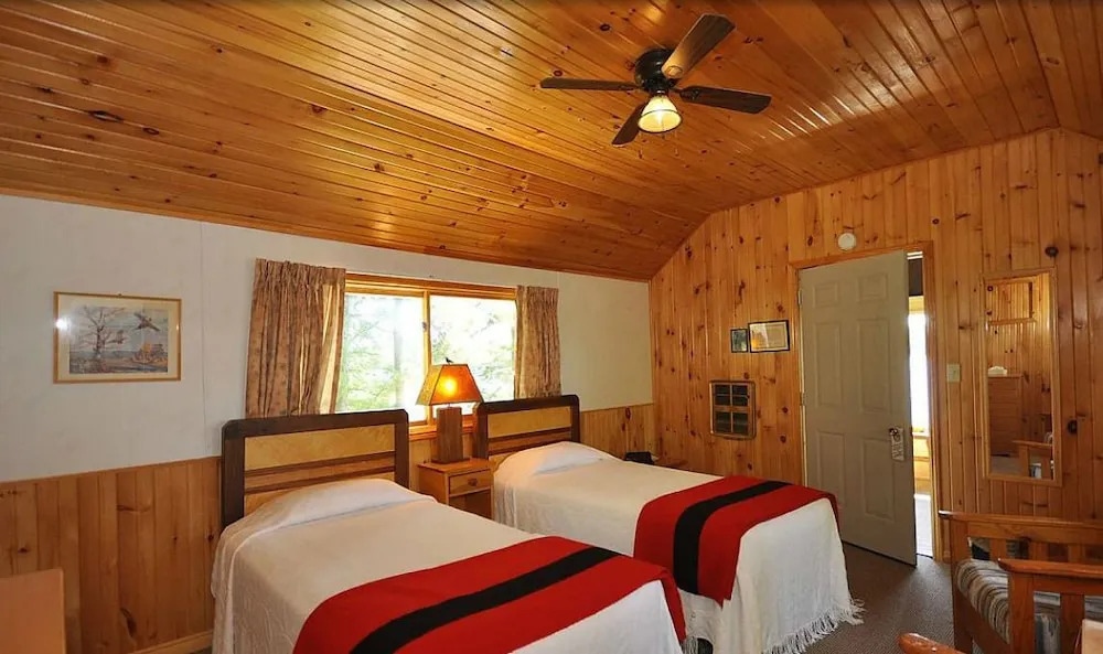 ChaudiEre Lodge - Boat Access Only