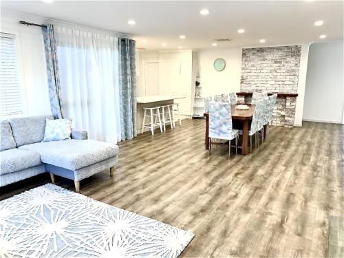 Surfside Holiday Home 100m Beach