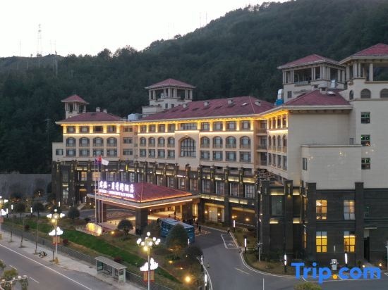 Junlin.Crescent Bay Hotel