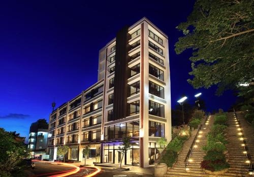 Force Lizhe Hall Park - Moon Lake Pavilion