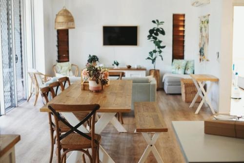 Sunshine Coast Family Unit with Free Watersports Maroochy River Lagoon and Beach Access