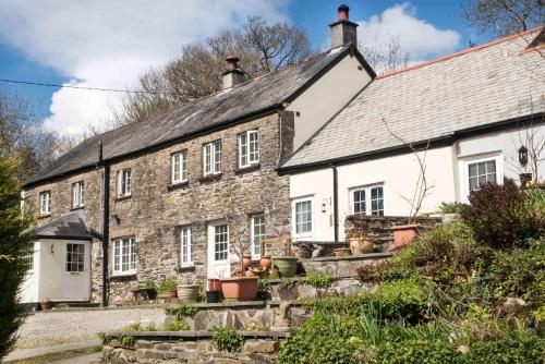 Coombe Cottage Smallholding Retreat