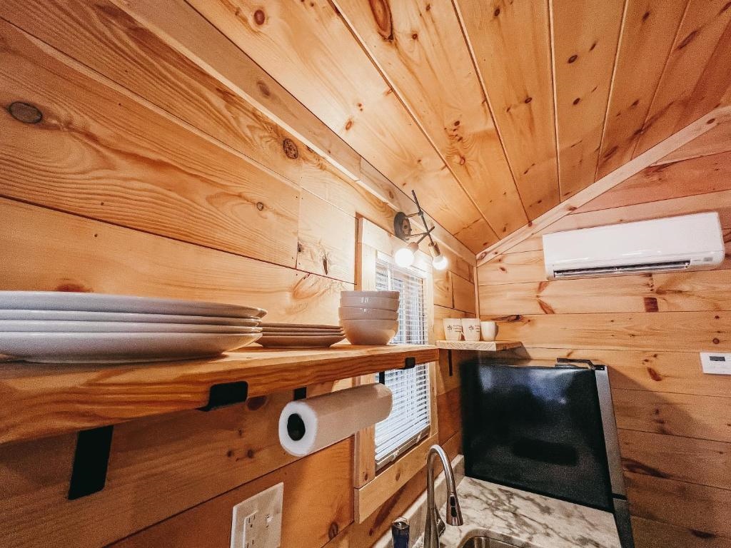 Adorable Studio Style Cabin Located Minutes From Lake Hartwell Cabin #1