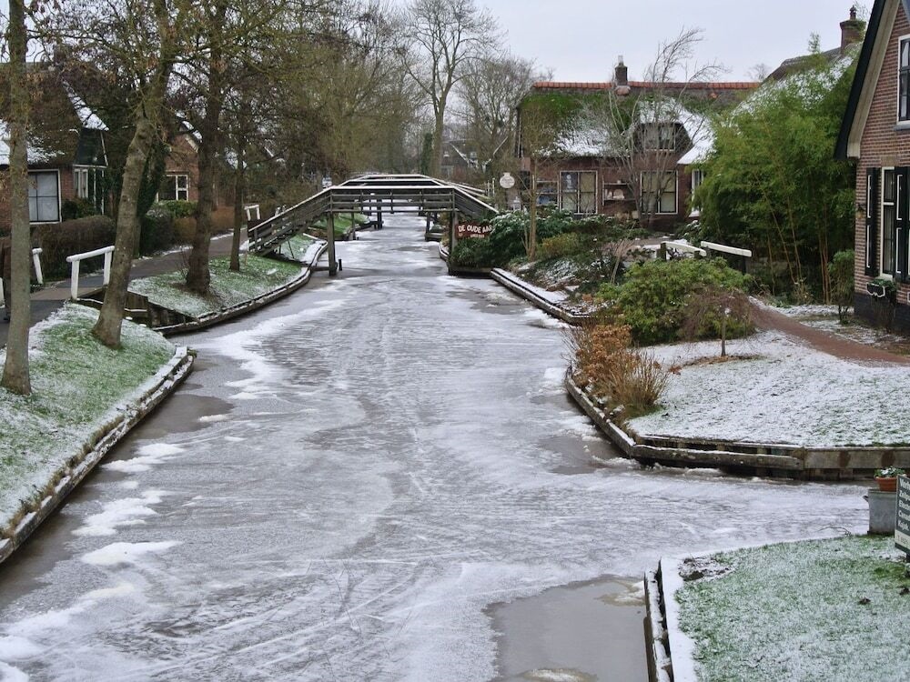 Compact Lodge With An Electric Sloop In Giethoorn