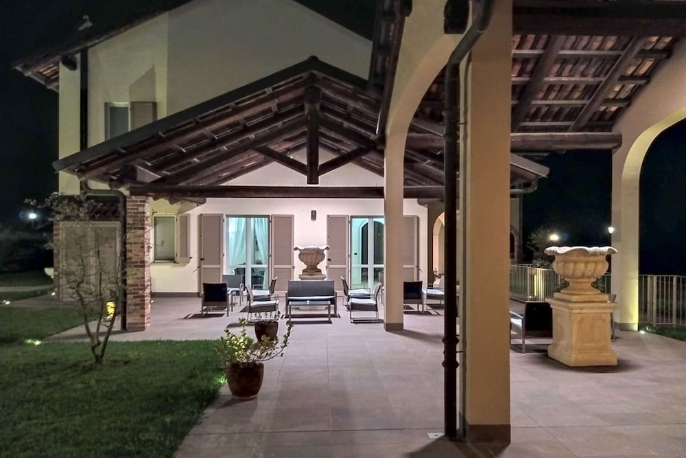 Red Wine - Hotel Limax Acis