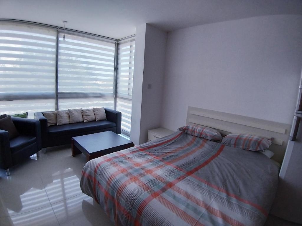 Central Girne Studio Flat with Rooftop Pool