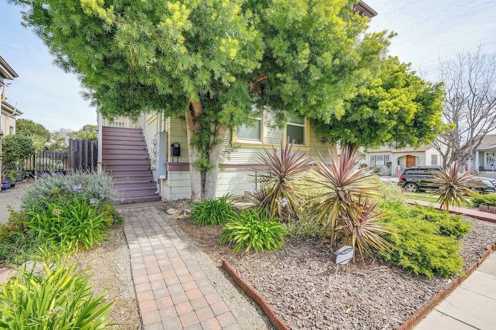 8 Mi to Bay Bridge: Couple's Getaway w/ Mtn Views!