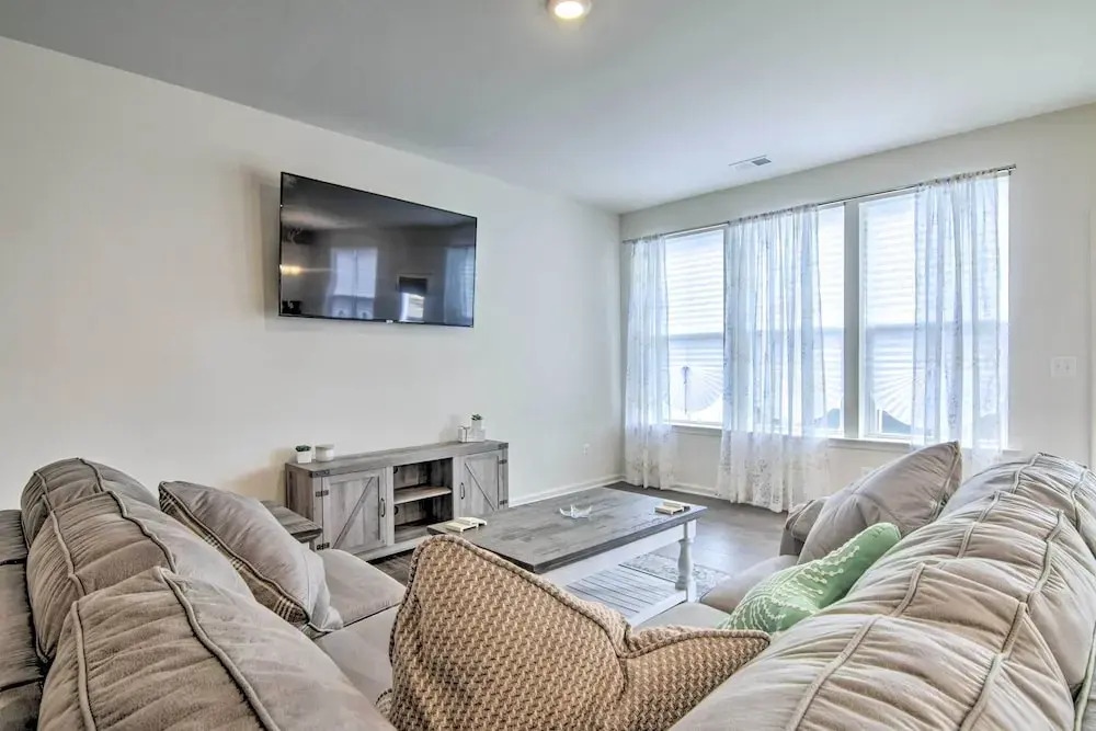 5 Mi to Bethany Beach: Modern Gem w/ Pool Access!