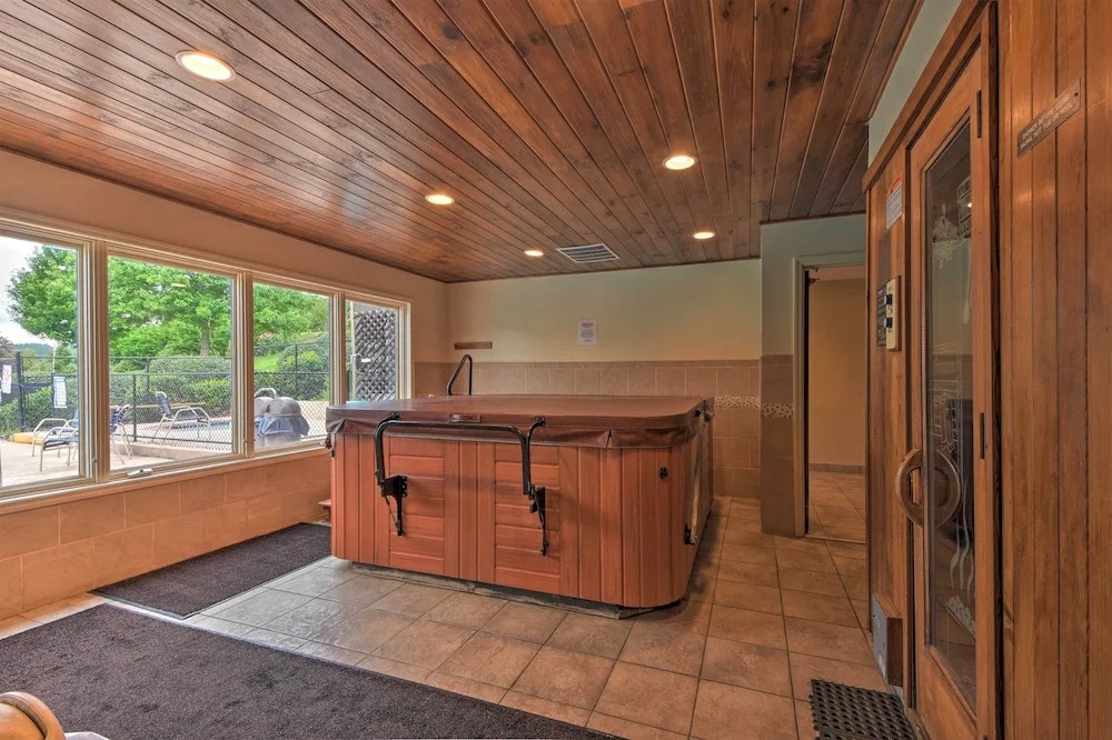 Chalet w/ Mtn Views & Golf Course Access!