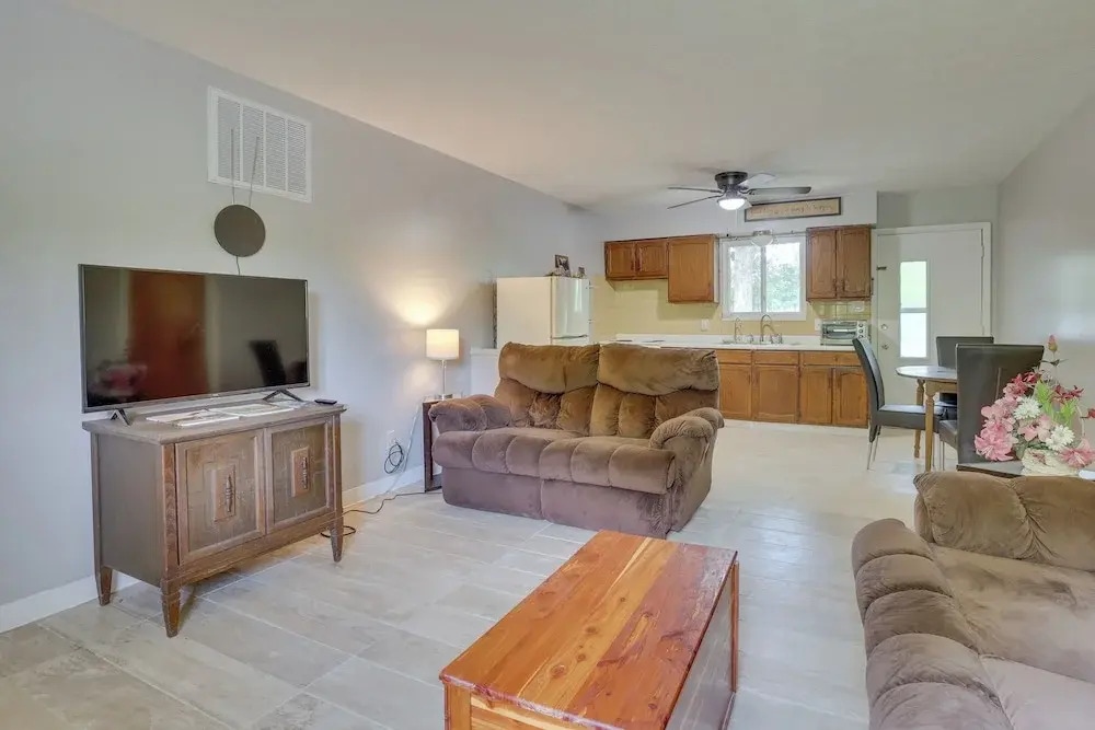 Cozy Youngstown Apartment w/ Central A/C + Heating