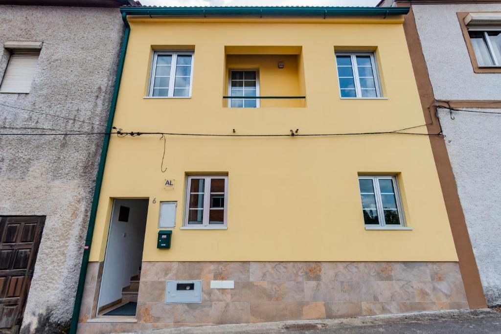 Mirasol - Casa com patio no centro de Anadia