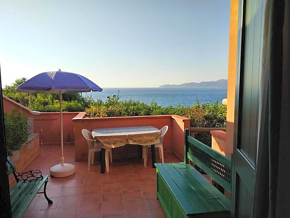 MAREVIGLIOSO *MAR(E)VELLOUS* Sea front Sea view