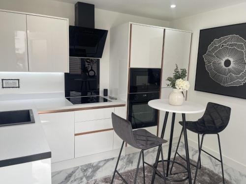 Modern-Luxury 1Bedroom-Ensuitebathroom-Garden-Wifi