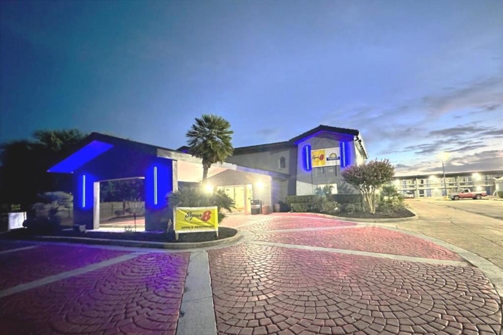 Days Inn & Suites by Wyndham Texas City