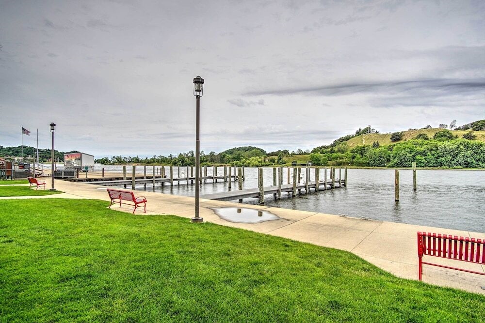 Downtown Grand Haven Apt < 1 Mi to Lake Michigan