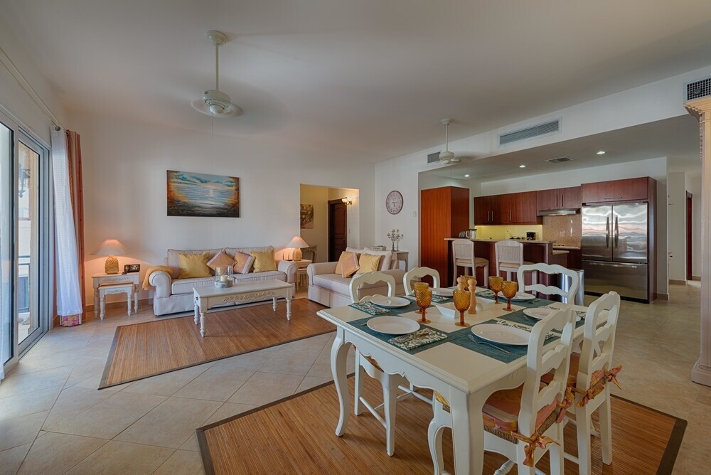 Porto Cupecoy Dream, Walk to Shops, Restaurants Beaches, Communal Pool, Free Wifi, AC