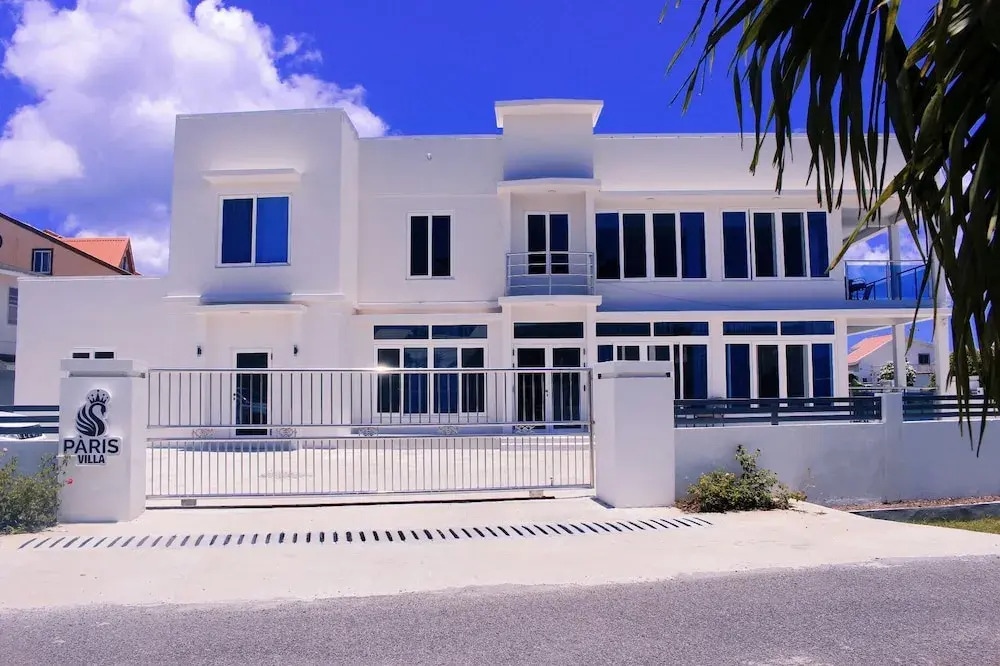 3Bd Luxury Villa Located in Prime Loc