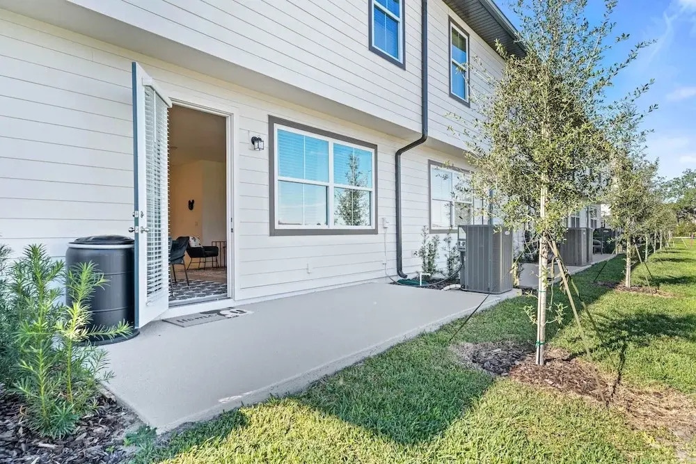 1043 Plantation Lane