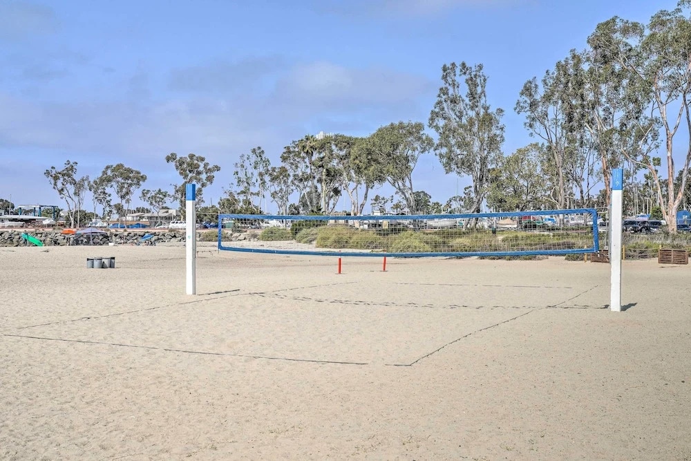 Cozy-chic Condo: Walk to Beach & Park!