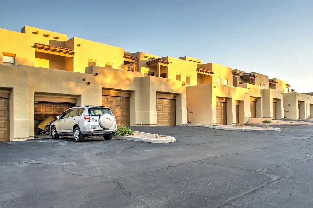 Lovely Condo w/ Balcony < 3 Miles to Parks + Golf!