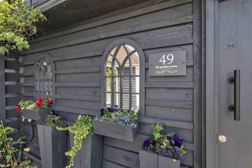 Garden Room With Parking By My Getaways